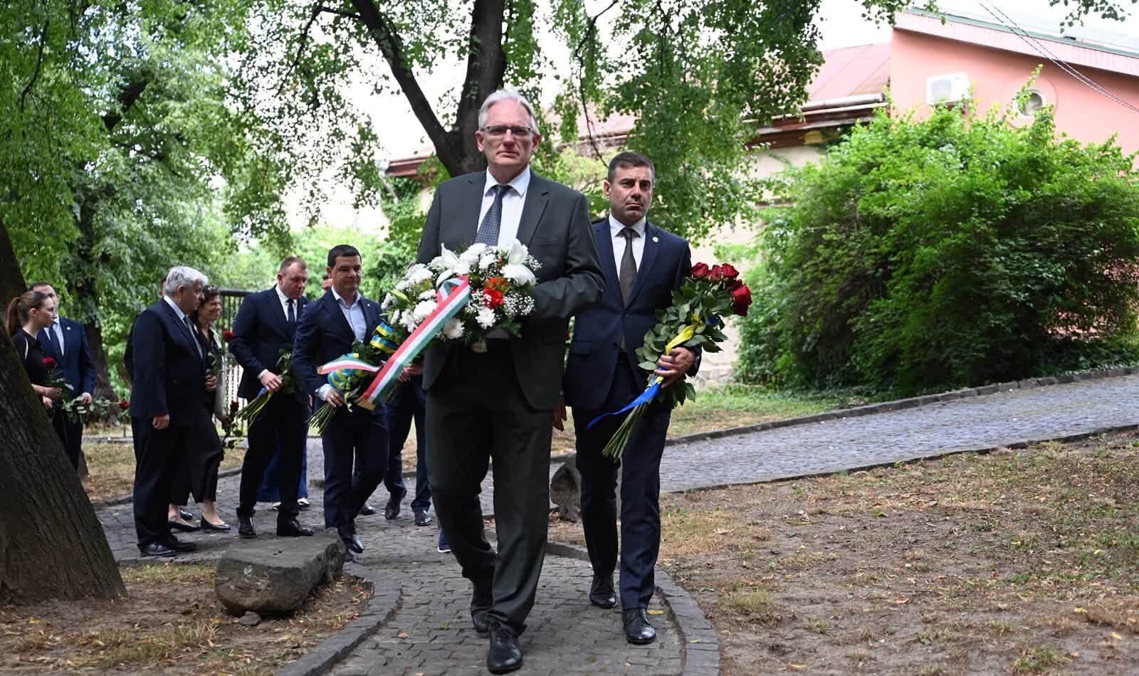 Közös kegyelet Ungváron az ukrán és magyar ombudsman részvételével