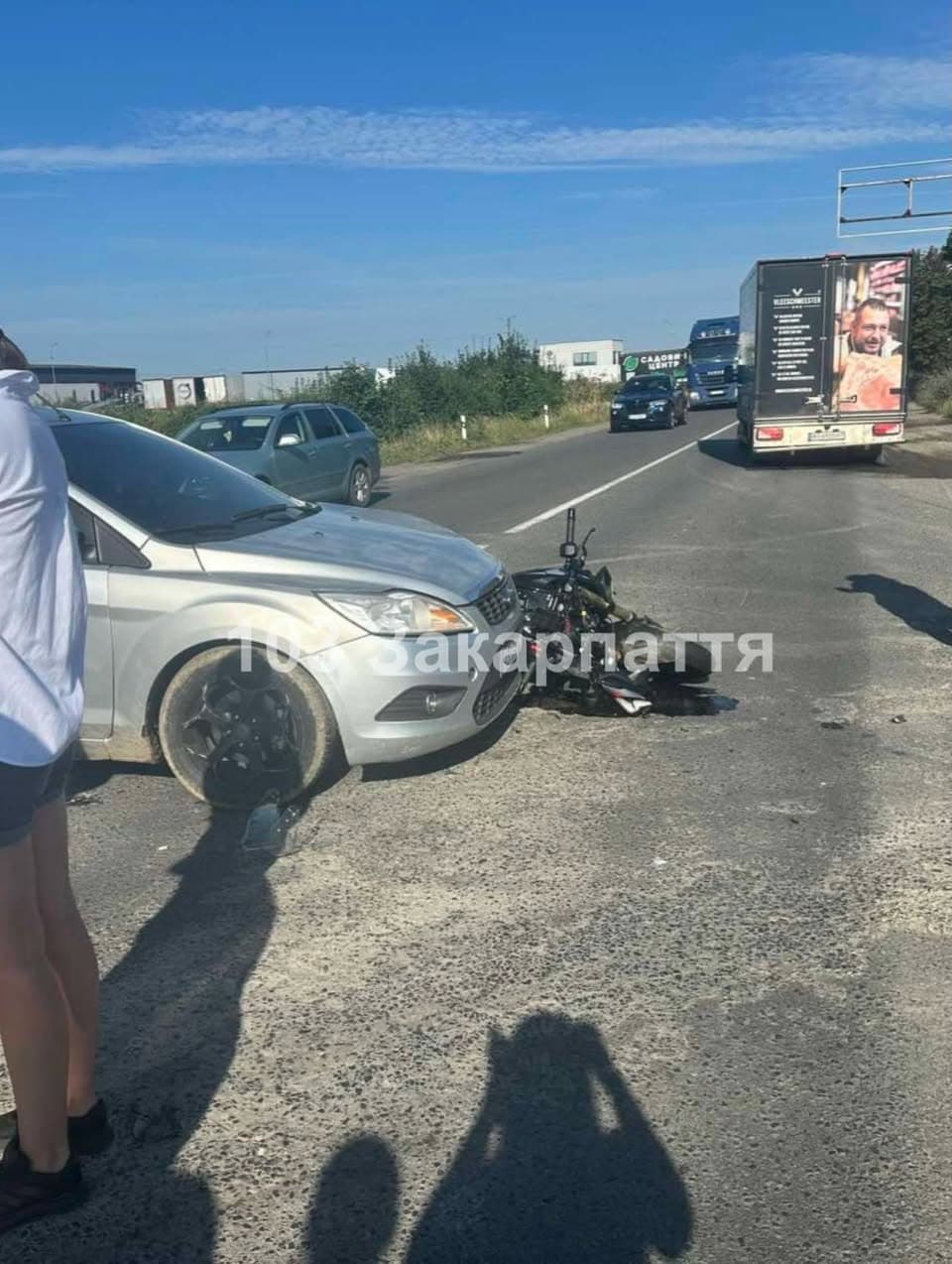 Személygépkocsi és motoros karambolja Kárpátalján – motorost kórházba vitték