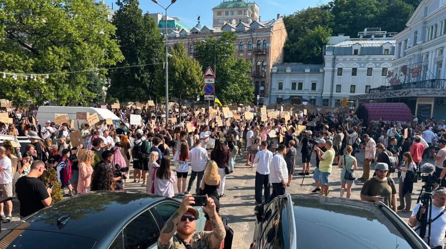 Tömeges tiltakozás Mihajlo Fedorov védelmi miniszter leváltása ellen Ukrajnában