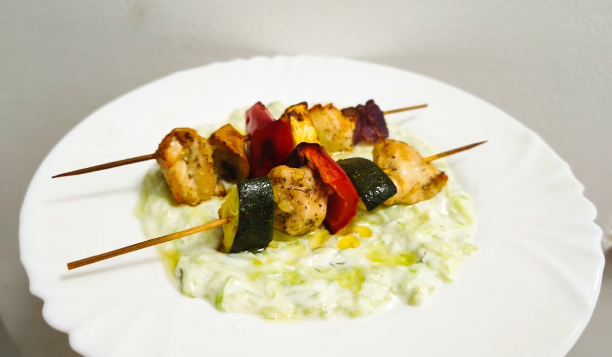 Frissítő tzatziki és fűszeres csirkenyárs – tökéletes nyári fogás