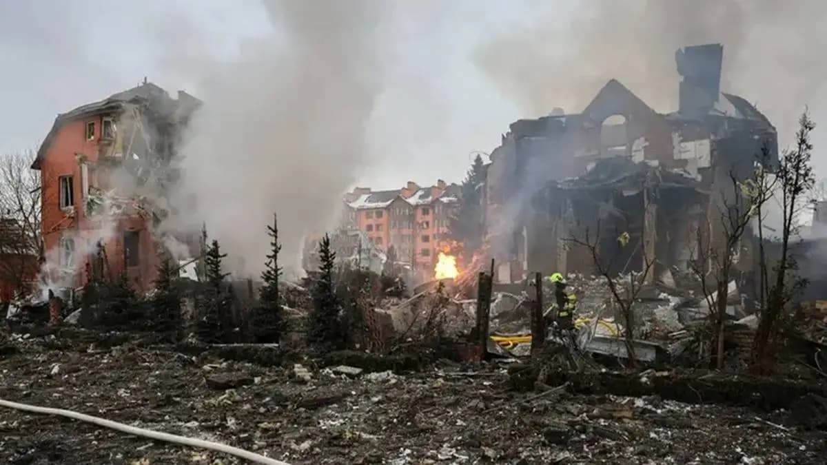 Brutális orosz légitámadás sújtotta Kijevet éjjel, civilek veszítették életüket