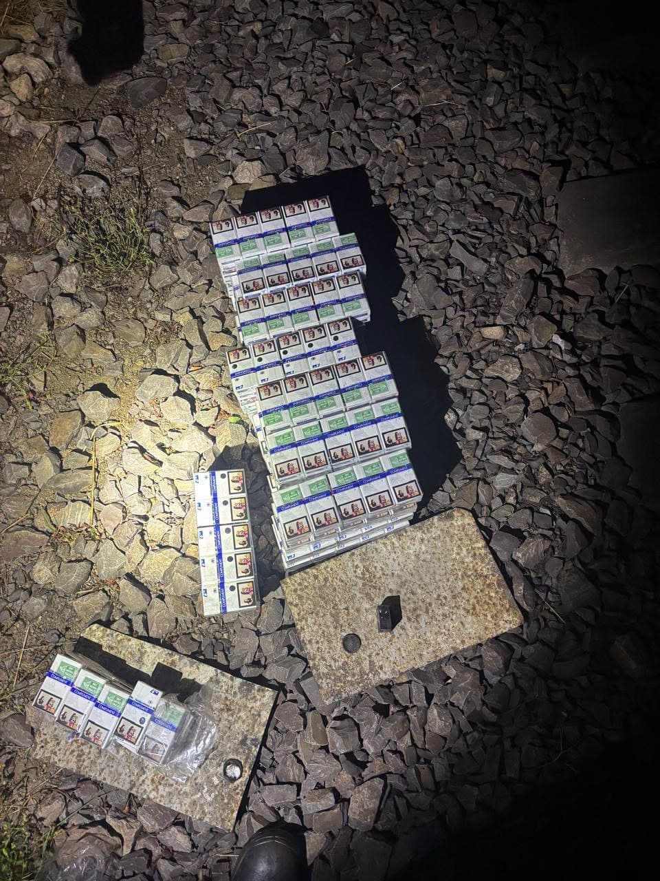 Több száz csomag cigarettát találtak a Szlovákiába tartó tehervonaton