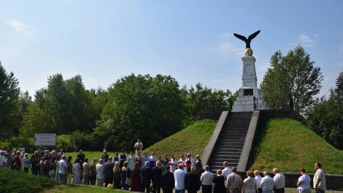 Tiszteletadás a tiszaújlaki turulmadaras emlékműnél: Rákóczi öröksége él Kárpátalján