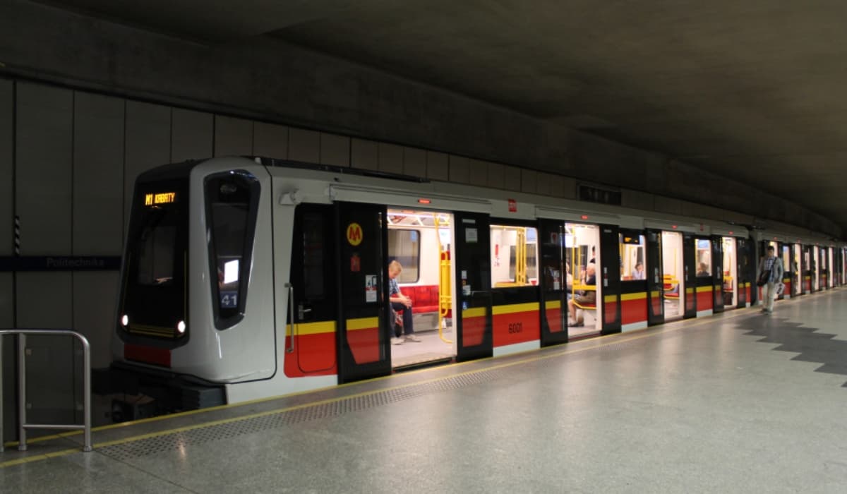 Tréfának indult, de komoly következménye lett a varsói metróban eldobott hátizsáknak