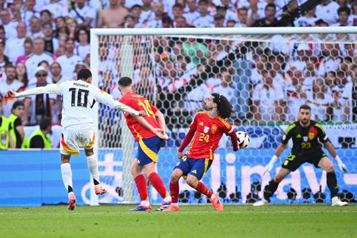 Spanyol sikerrel Ausztria legyőzve a labdarúgó-vb nyolcaddöntőjéért