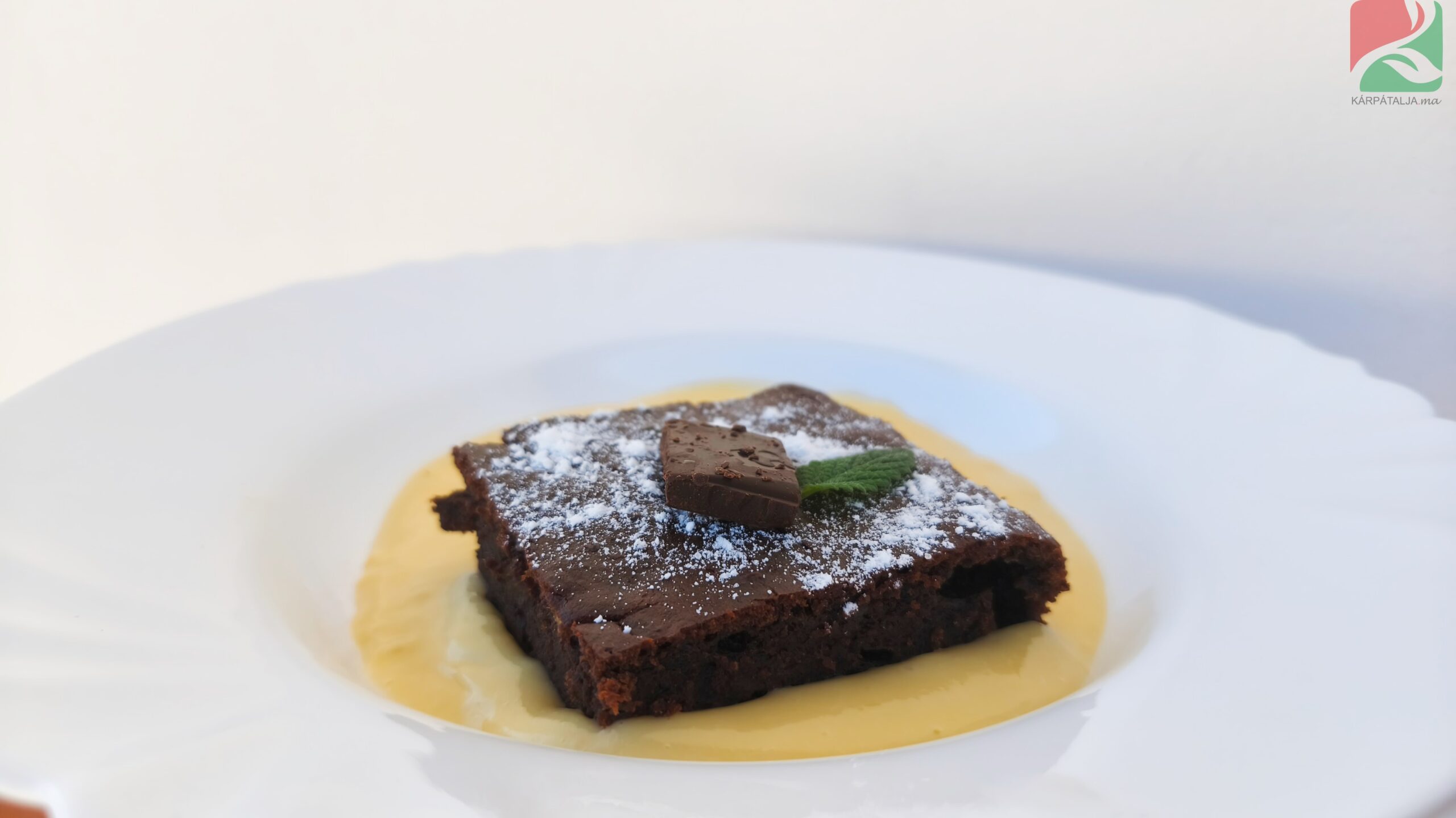 Káprázatos banános-csokis brownie vaníliasodóval – cukor nélkül is népszerű desszert