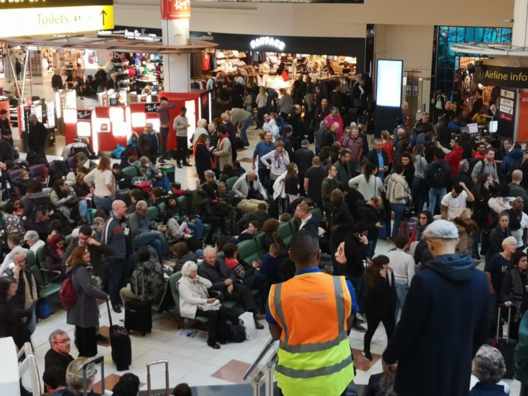 Vízszolgáltatási zavarok okoztak káoszt a londoni Gatwick repülőtéren