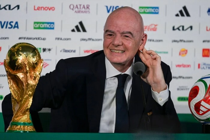 Panasz a FIFA elnökével szemben az Olimpiai Bizottságnál a politikai semlegesség megsértése miatt