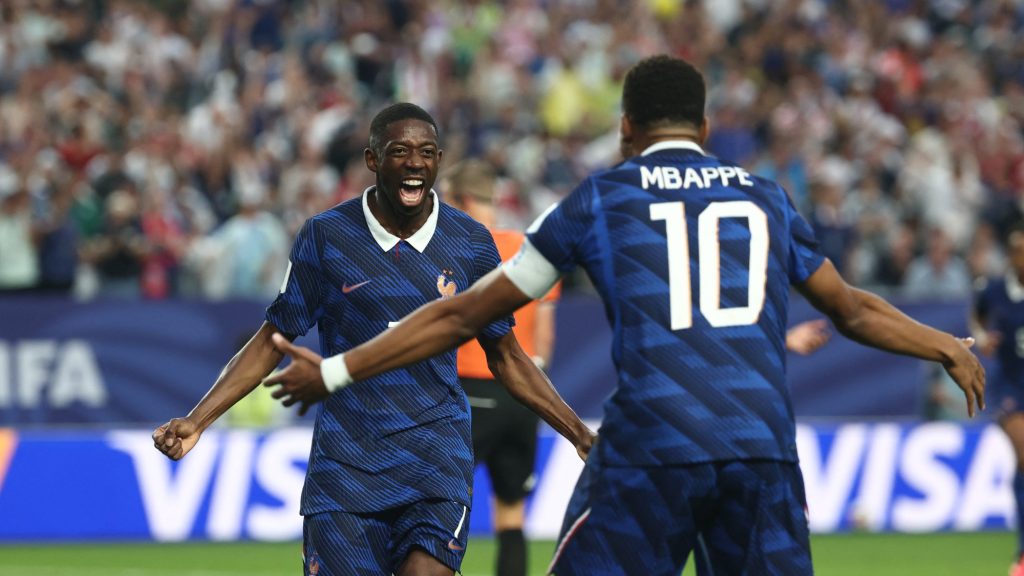 Mbappé mesterhármasra törve vezette a francia válogatott győzelmét egy kétórás szünet után