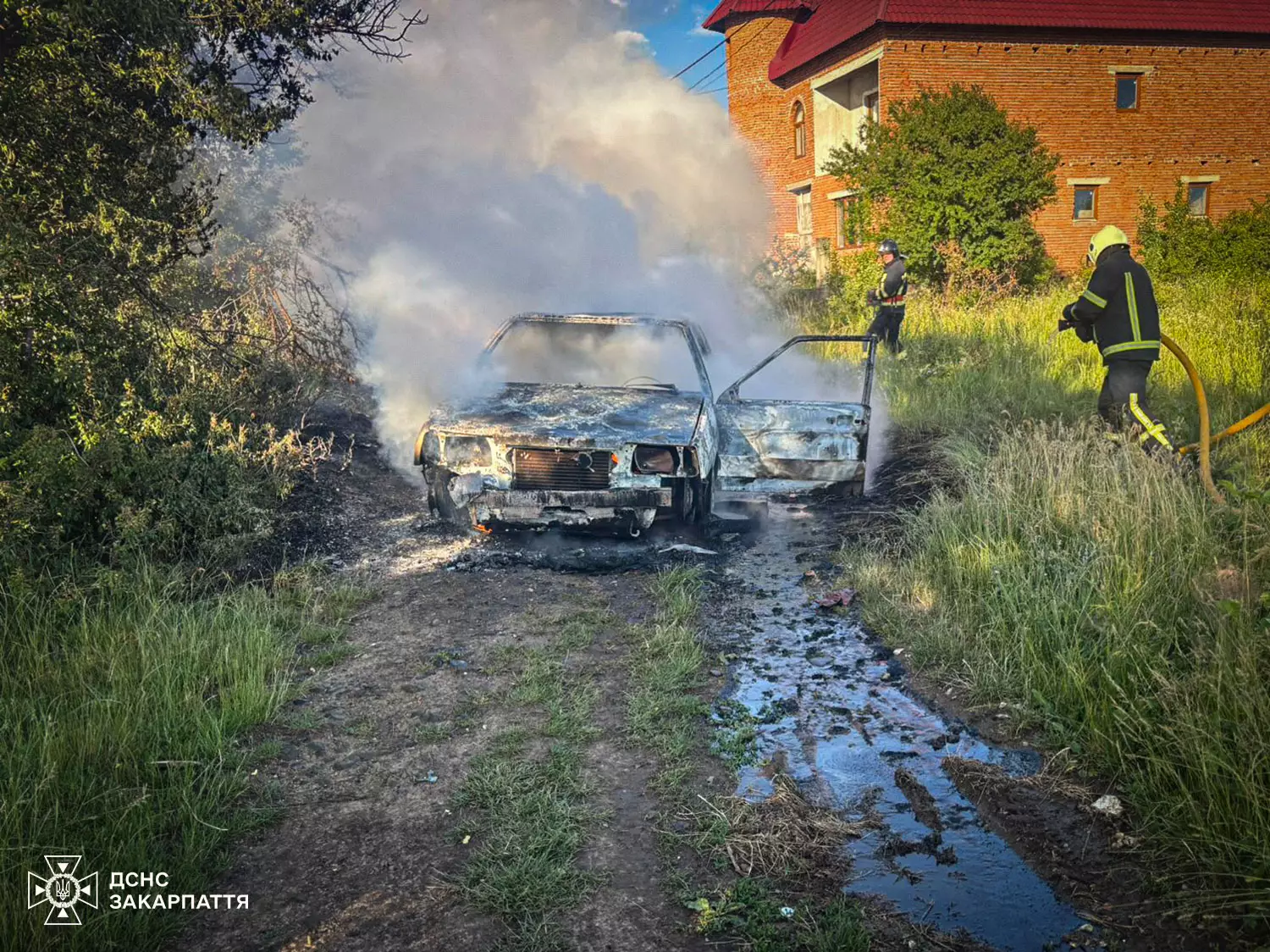 Lángba borult egy VAZ–2109 a Huszti járásban – gyors beavatkozással megfékezték a tüzet