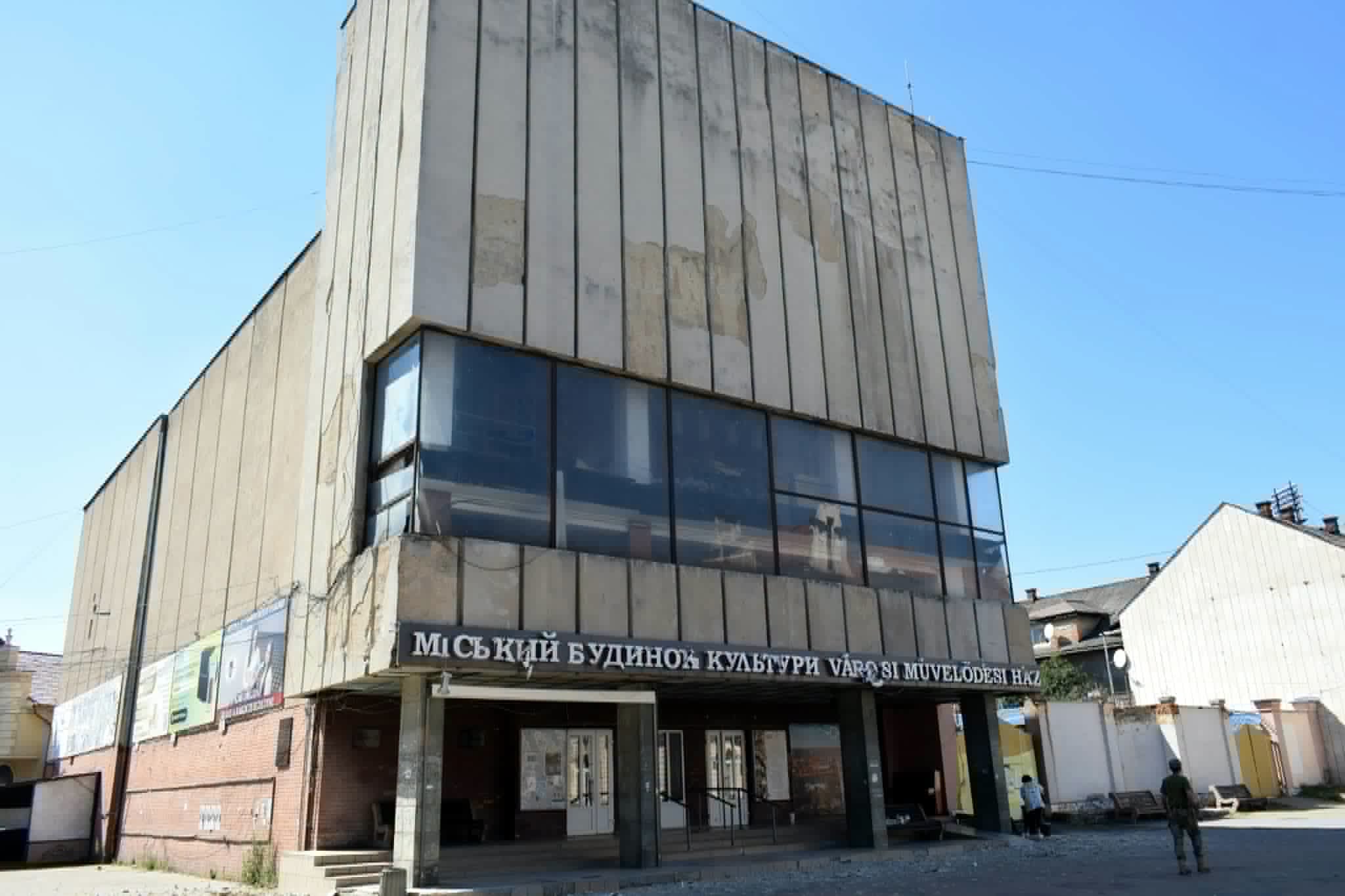 Biztonsági intézkedések a beregszászi művelődési központ homlokzatán