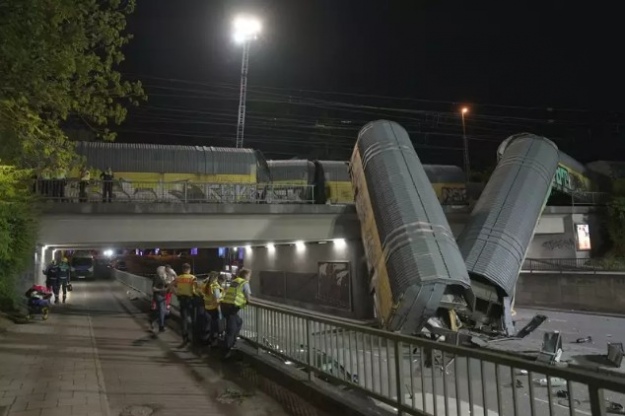 Tehervonat zuhant le egy hídról Münchenben, súlyos sérült