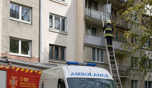 Erkélyen át segítettek egy elesett idős nőt Ungváron