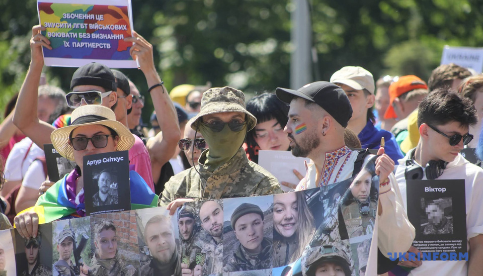 Ötezren vonultak a KyivPride-on a háború közepette Kijevben
