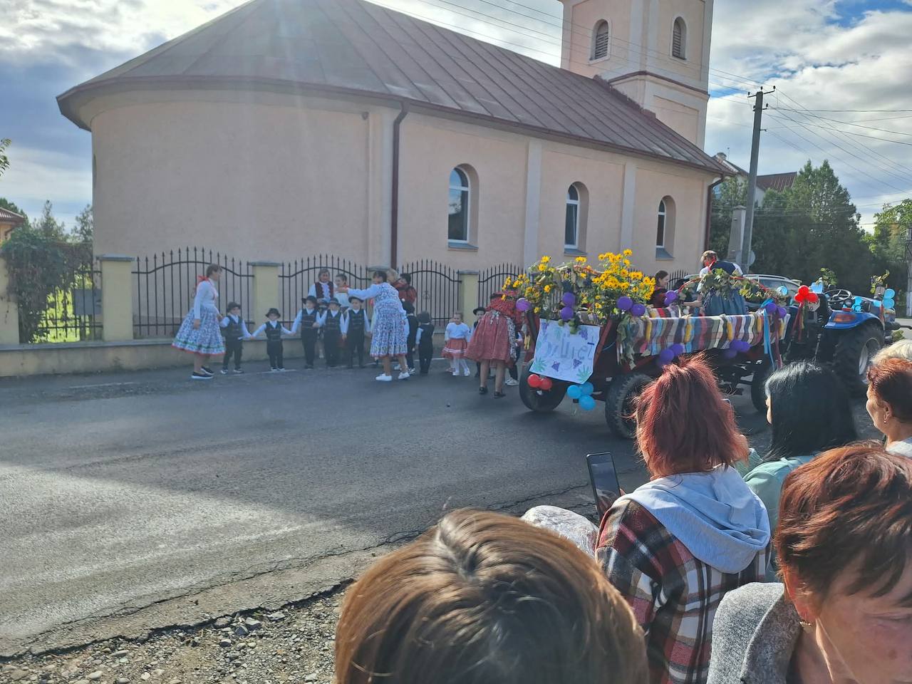 A feldíszített szekér és a tiszaágteleki ünneplők